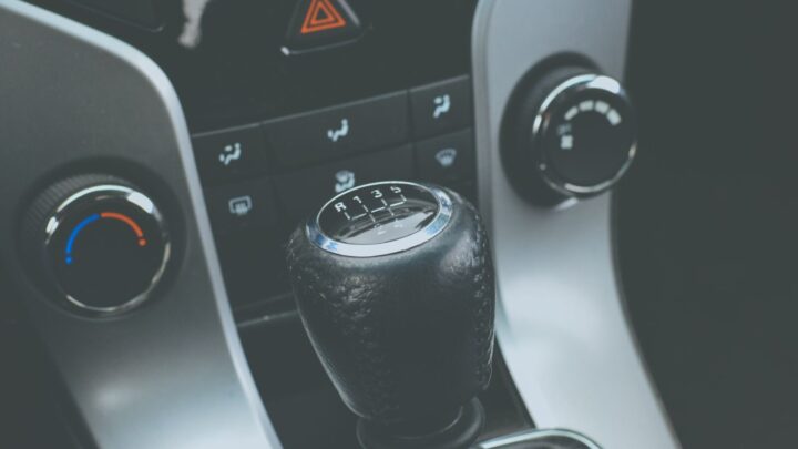 Рычаг механической коробки передач в салоне автомобиля